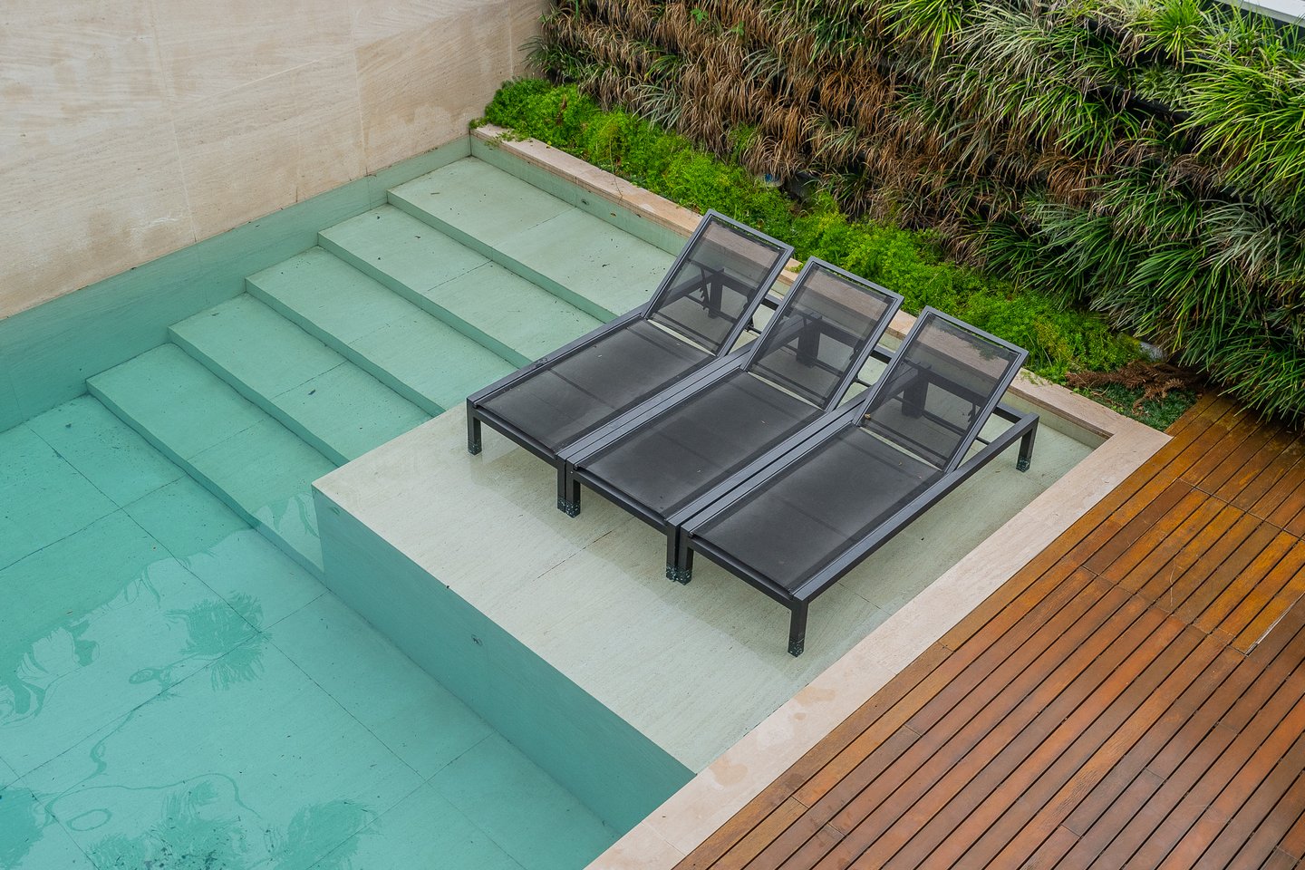 Casa com piscina privativa e amplo jardim em Curitiba