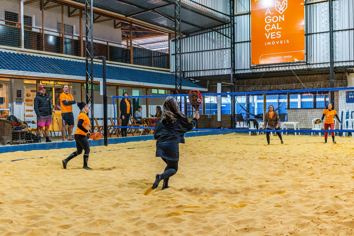 Para comemorar o Dia do Corretor de uma forma diferente, A.Gonçalves Imóveis leva sua equipe para jogar beach tennis